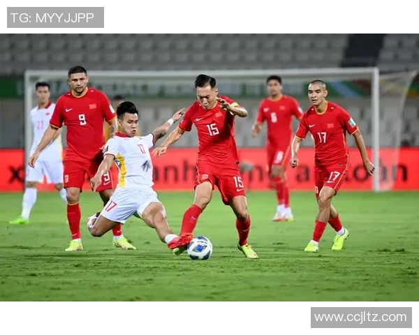 国足迎战越南队十二强赛全力争胜展现团队精神与拼搏意志